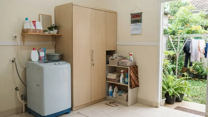 Tempat Menyimpan Ember agar Area Laundry Lebih Rapi, Jadi Ide Penataan Rumah Kontrakan Model Letakkan di Dalam Lemari Serbaguna (image generated by AI)
