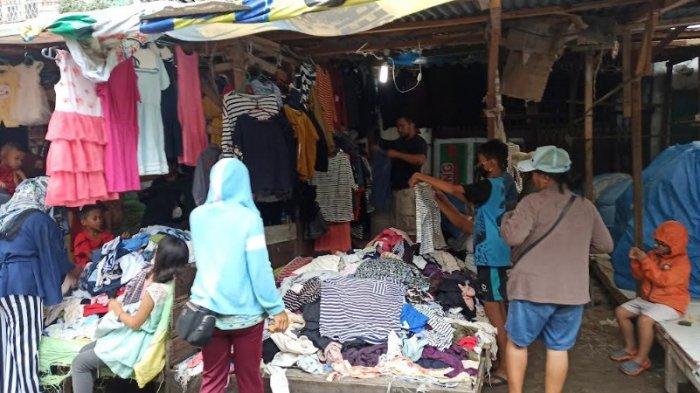 Suasana pengunjung saat memilih baju di Pasar Petisah, Jalan Rotan Proyek, Kelurahan Petisah Tengah, Kecamatan Medan Petisah beberapa waktu lalu.