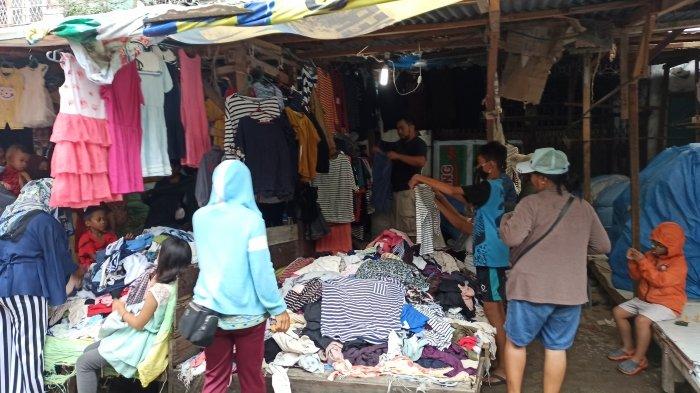 Suasana pengunjung saat memilih baju di Pasar Sambu, Jalan Sutomo, Kelurahan Pusat Pasar, Kecamatan Medan Kota, Minggu (3/1/2021).