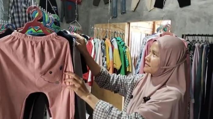 PAKAIAN BEKAS: Yuni penjual pakaian bekas atau monza di pasar TPO Tanjungbalai mulai mengeluh mahal dan sulitnya harga Balpres sejak akhir Covid 19 hingga 2025. (Alif Alqadri Harahap/tribun-medan.com)
