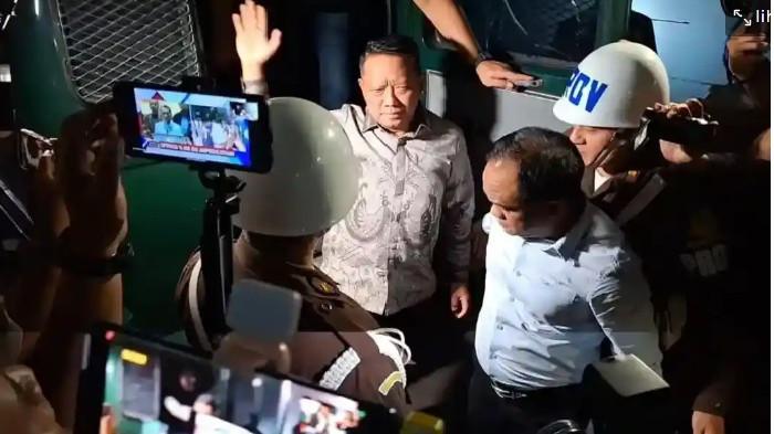 FEBRIE ADRIANSYA DITAHAN - Kepala Kejaksaan Negeri Jember, Yadyn, mengantar mantan Jampidsus Febrie Adriansyah menuju Rutan KPK cabang Gedung Merah Putih, Jakarta, Jumat (24/7/2026) malam. Eks Jampidsus Kejagung, Febrie Adriansyah berbicara terkait temuan emas 74 kg yang ditemukan saat Polri melakukan penggeledahan di rumah miliknya yang berada di kawasan Sentul, Bogor, Jawa Barat.