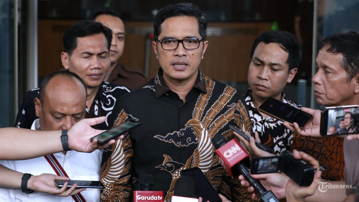 PEMERIKSAAN FEBRI DIANSYAH - Advokat Febri Diansyah usai menjalani pemeriksaan di Gedung KPK, Jakarta, Senin (14/4/2025). Febri Diansyah diperiksa KPK sebagai saksi terkait kasus dugaan suap terkait proses pergantian antarwaktu (PAW) Harun Masiku. TRIBUNNEWS/IRWAN RISMAWAN