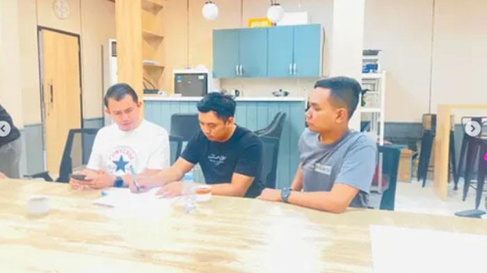 SATPAM VS SOPIR ALPHARD: Inilah momen saat sopir Alphard arogan yang viral meminta maaf kepada satpam yang diintimidasinya, Jumat (24/7/2026). Satpam bernama Victor Harefa mengurai alasannya mau berdamai dengan sang sopir.