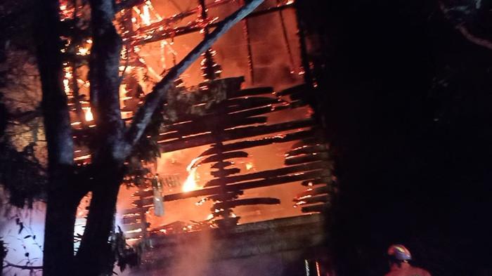 Kondisi pasca pemadaman bangunan sarang walet tiga lantai di Malinau