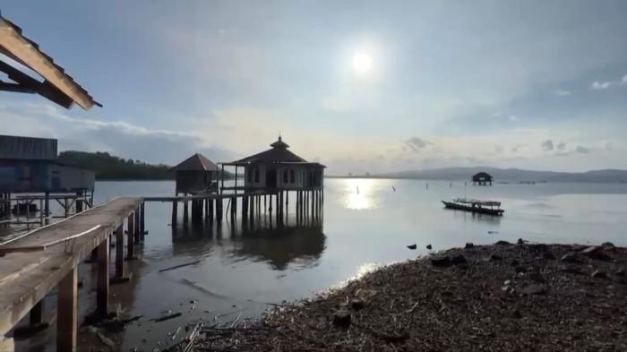 CUACA KENDARI - Suasana pesisir di Kelurahan Tondonggeu, Kota Kendari, Sulawesi Tenggara yang didokumentasikan jurnalis TribunnewsSultra.com, Selasa (14/7/2026) lalu. Berdasarkan prediksi cuaca BMKG, kondisi cuaca mayoritas kabupaten/kota se-Sultra pada hari ini cerah termasuk Kota Kendari.(TribunnewsSultra.com/Apriliana Suriyanti)