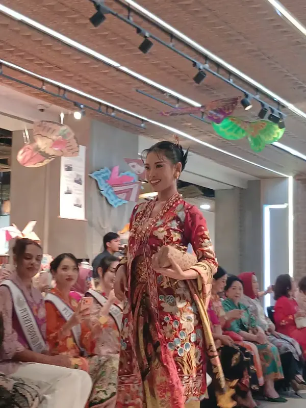 Batik Chic Hadirkan Koleksi “Sekar Kencana” dalam Acara Merayakan Kebaya, Merayakan Pesona Perempuan Indonesia yang diselenggarakan Mustika Ratu bersama Sarinah dalam rangka Hari Kebaya Nasional 2026 di Sarinah Thamrin, Jakarta, Jumat (24/7/2026)  (Liputan6.com/Nurri Indah)