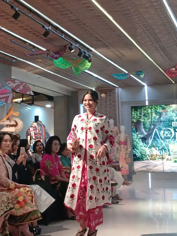 Bordir Manual dari Roemah Kebaya Vielga dalam rangka Hari Kebaya Nasional 2026 di Sarinah Thamrin, Jakarta, Jumat (24/7/2026). (Liputan6.com/Nurri Indah)