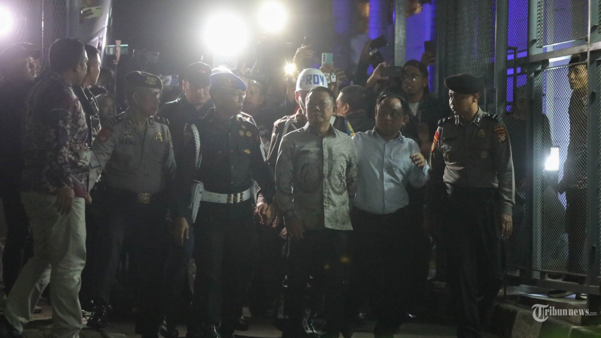 DITAHAN - Mantan Jaksa Agung Muda Tindak?Pidana Khusus (Jampidsus) Kejaksaan Agung (Kejagung) Febrie Adriansyah tiba di Rumah Tahanan cabang KPK, Jakarta, Jumat (24/7/2026) malam. Febrie Adriansyah resmi ditahan terkait kasus dugaan kasus korupsi dan Tindak Pidana Pencucian Uang (TPPU). TRIBUNNEWS/IRWAN RISMAWAN