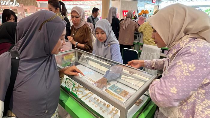 HARGA EMAS - Seorang warga menunjuk produk emas di etalase PT Pegadaian dalam kegiatan bazar dan literasi emas di salah satu mal di Kota Kendari, Sulawesi Tenggara. Per hari ini, Minggu (12/7/2026), logam mulia merek Antam berada di level Rp2.762.000 untuk ukuran 1 gram, lalu UBS seharga Rp2.647.000 per gram, dan Galeri 24 Rp2.634.000 per gramnya.