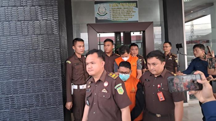 FIKTIF - Dua tersangka korupsi dana BOS SMPN 2 Rejang Lebong saat digiring oleh penyidik Kejari Rejang Lebong pada Rabu (22/7/2026). Modus para tersangka ialah penggunaan dana bos yang diduga fiktif hingga mark up.