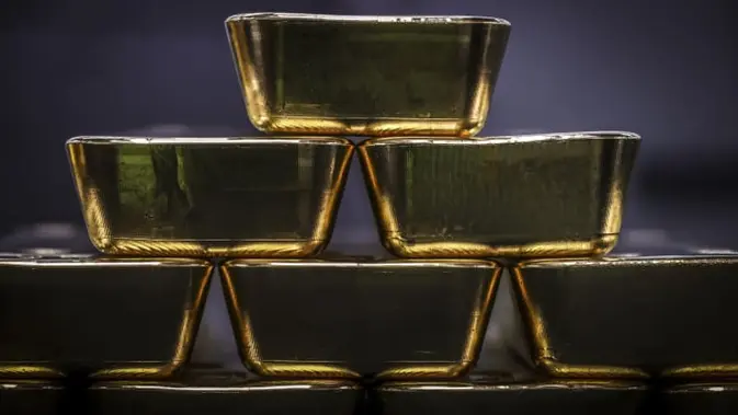 Ilustrasi Harga Emas. Harga emas dunia di pasar spot naik 0,3% menjadi US$ 4.060,47 per ounce pada pukul 14.20 EDT. Foto: DAVID GRAY | AFP