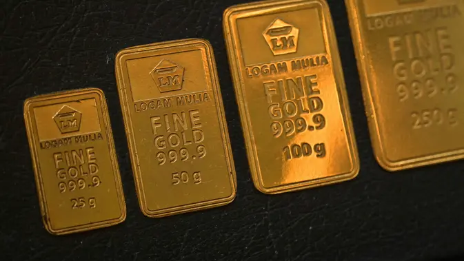 Harga emas Antam hari ini dipatok Rp 2.612.000 per gram dengan harga buyback Rp 2.352.000 per gram.  (Juni KRISWANTO/AFP)