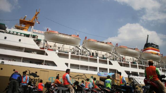 KAPAL PELNI - Pemudik bermotor masuk ke Kapal Motor (KM) Dobonsolo yang bersandar di Pelabuhan Tanjung Emas Semarang, Kamis (23/07/2015).