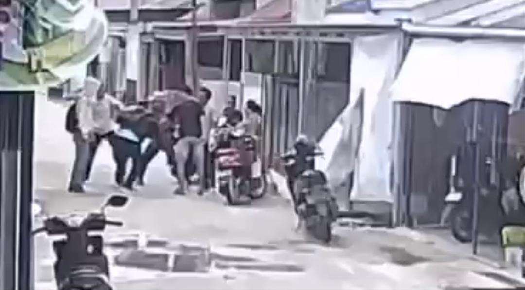 PENGEROYOKAN GURU SD - Seorang guru Sekolah Dasar (SD) di Balikpapan Timur diduga menjadi korban pengeroyokan setelah menegur seorang siswa yang kedapatan merokok saat masih mengenakan seragam sekolah,Selasa (21/7/2026) sekitar pukul 13.20 Wita. Peristiwa tersebut terjadi di Jalan Lapangan Tembak Lambada RT 33, Kelurahan Teritip, Kecamatan Balikpapan Timur.