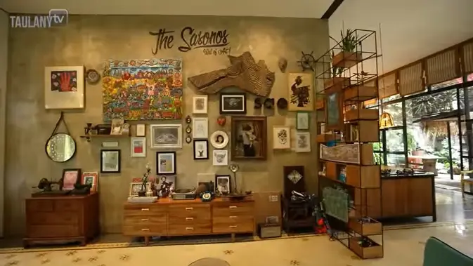 Masuk ruang utama tampak luas karena tidak banyak sekat. Tidak hanya diluar yang banyak patung hingga barang seni, di dinding dalam rumah utama juga menyimpan banyak barang seni layaknya galeri seni. [YouTube/TAULANY TV]