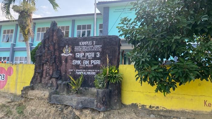 Suasana SMP PGRI Pangkalpinang tampak lengang, Rabu (22/7/2026). Sekolah yang telah berdiri sejak 1984 itu resmi menghentikan penerimaan siswa baru dan menutup operasional tingkat SMP sejak Juni 2026 setelah bertahun-tahun mengalami penurunan jumlah peserta didik.