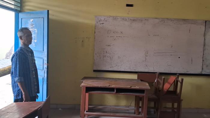 SMA THB PANGKALPINANG – Kepala Sekolah SMKS Muhammadiyah, Karel Martin menunjukkan sejumlah kondisi ruang kelas SMA THB Pangkalpinang yang telah tutup sejak 2020, pada Rabu (22/7/2026) sore.