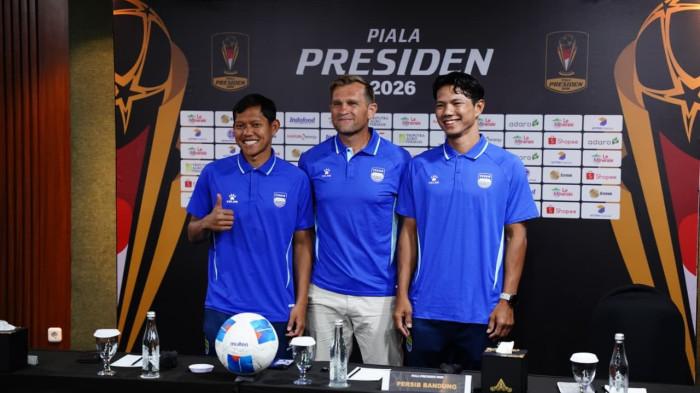 KONFERENSI PERS - Pelatih Persib Bandung, Igor Tolic, bersama Asisten Pelatih Persib Bandung Achmad Jufriyanto dan pemain Adam Alis dalam konferensi Pers Tim Persib Bandung (24/7/2026) menjelang pertandingan Piala Presiden yang akan digelar di Stadion Sijalak Harupat pada Sabtu (25/7/2026).
