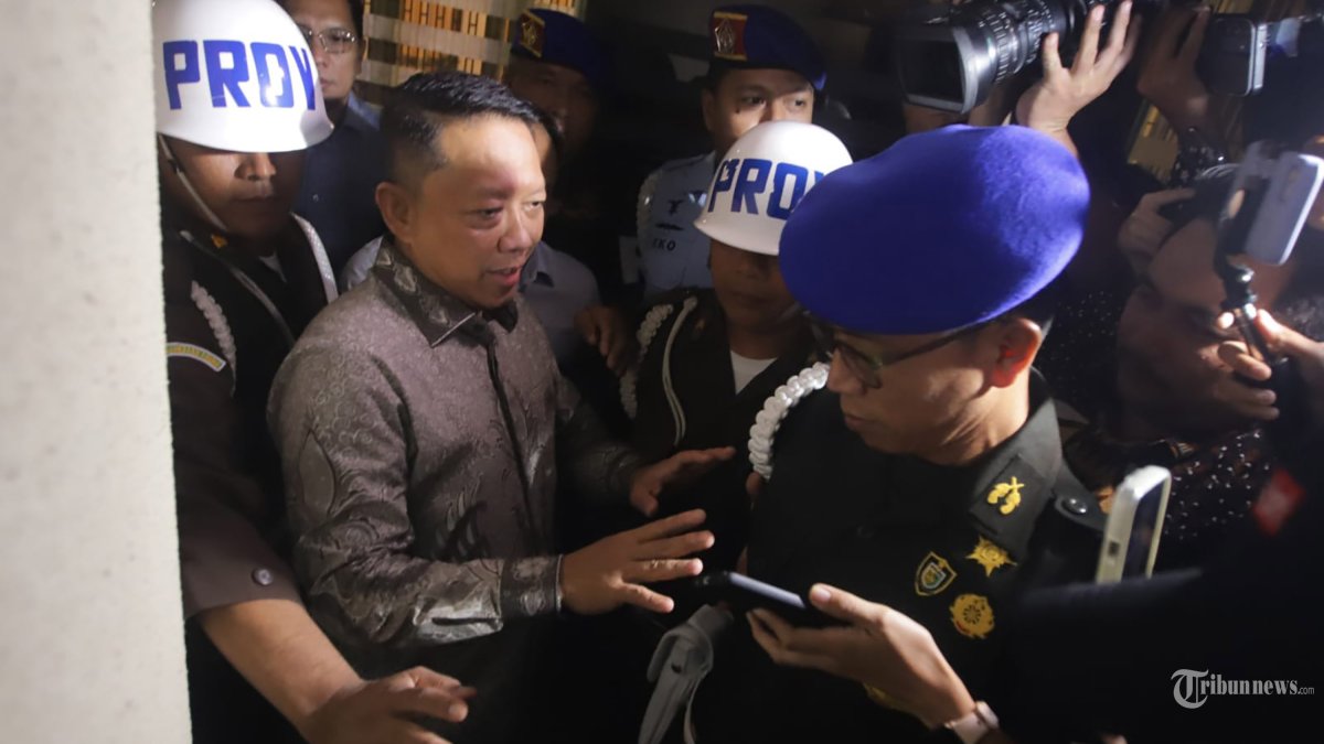 DITAHAN - Mantan Jaksa Agung Muda Bidang Tindak Pidana Khusus Febrie Adriansyah menjawab pertanyaan wartawan seusai menjalani pemeriksaan di Kejaksaan Agung, Jakarta, Jumat (24/7/2026). Kejaksaan Agung resmi menahanÂ Febrie Adriansyah sebagai tersangka dugaan tindak pidana pencucian uang (TPPU). TRIBUNNEWS/JEPRIMA