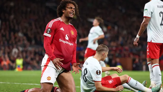 Menjamu FC Twente, Manchester United Gagal Raih Poin Penuh Pemain Manchester United, Joshua Zirkzee (kiri) bereaksi setelah gagal mencetak gol pada matchday 1 League Phase Liga Europa 2024/2025 melawan FC Twente di Stadion Old Trafford, Manchester, Rabu 25 September 2024 atau Kamis (26/9/2024) dini hari WIB. (Darren Staples/AFP)