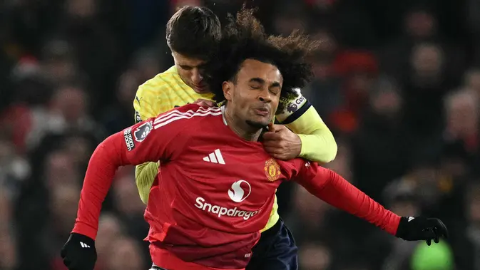 Manchester United vs Southampton Bek Southampton asal Polandia #35, Jan Bednarek, dan penyerang Manchester United asal Belanda #11, Joshua Zirkzee, berebut bola selama pertandingan Liga Primer Inggris antara Manchester United dan Southampton di Old Trafford di Manchester, Inggris barat laut, Jumat dini hari WIB (17-1-2025). (Oli SCARFF/AFP)