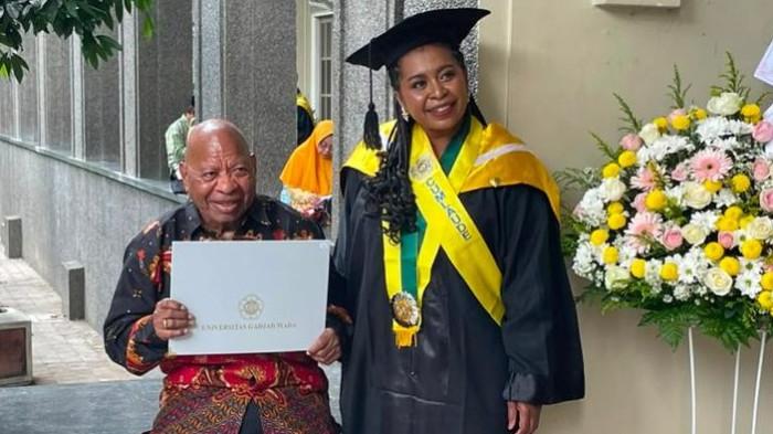 Momen dr. Christine bersama orang tua terkasih (Bapak) Ir. Ismael Jitmau, M.Si
