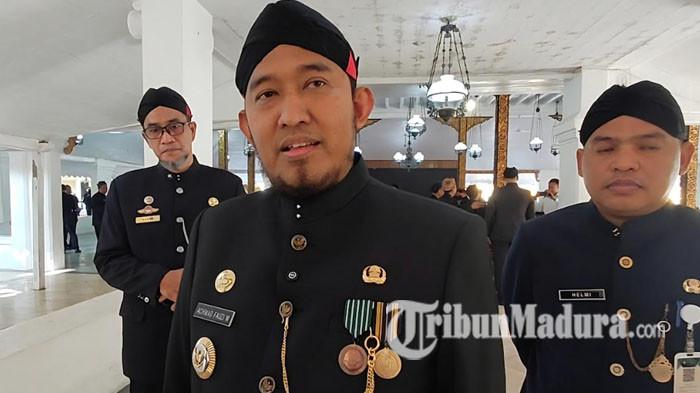 BERI KETERANGAN - Bupati Sumenep, Achmad Fauzi Wongsojudo, saat memberikan keterangan usai melantik pejabat administrator dan pengawas di Pendopo Agung Keraton Sumenep, Madura, Rabu (15/7/2026). Pemkab Sumenep memberi peringatan kepada seluruh sekolah agar pelaksanaan Masa Pengenalan Lingkungan Sekolah (MPLS) Tahun Ajaran 2026/2027 tidak diwarnai praktik perploncoan, intimidasi, maupun bentuk kekerasan terhadap peserta didik baru.