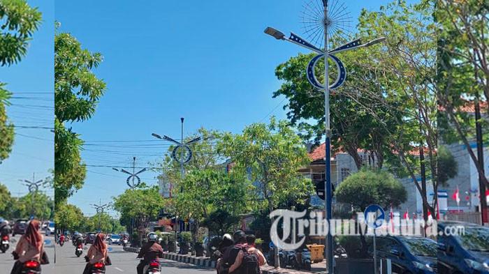 PROYEK PJU - Keberadaan Penerangan Jalan Umum (PJU) di Jalan KH Wahid Hasyim, Sampang, Madura, Jumat (24/7/2026). Proyek pengadaan dan pemasangan Penerangan Jalan Umum (PJU) senilai sekitar Rp15,85 miliar yang berasal dari Pokir DPRD Kabupaten Sampang ditargetkan mulai dikerjakan pada Agustus 2026.