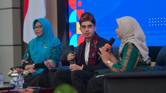 NARASUMBER UTM BANGKALAN - Dua narasumber; Dekan FK UTM Bangkalan, Prof Dr dr Sri Andarini serta Spesialis Mikrobiologi, dr Ayman Alatas, didampingi moderator dr Kurotun Ayil Bakrun, selaku Koordinator Prodi FK UTM dalam satu mimbar Seminar Nasional FK UTM bertemakan 'Healthy Generation, Sustainable Nation: Gen Z sebagai Penggerak Kesehatan Indonesia Masa Depan' di Aula Syaikhona Kholil Lantai 10 Gedung Rektorat UTM Bangkalan, Jumat (24/7/2026).