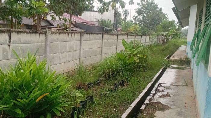 SKK Migas–PetroChina International Jabung Ltd bangun pagar panel beton di SMP Negeri 19 Desa Pematang Rahim, Kecamatan Mendahara Ulu, Kabupaten Tanjung Jabung Timur.