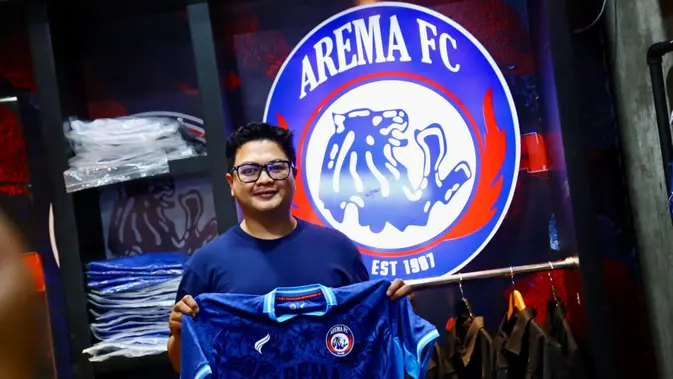 Arema FC resmi meluncurkan jersey musim 2026/2027. Warna navy, off white, dan motif Lotus menjadi simbol identitas baru Singo Edan (Dok. Arema FC)