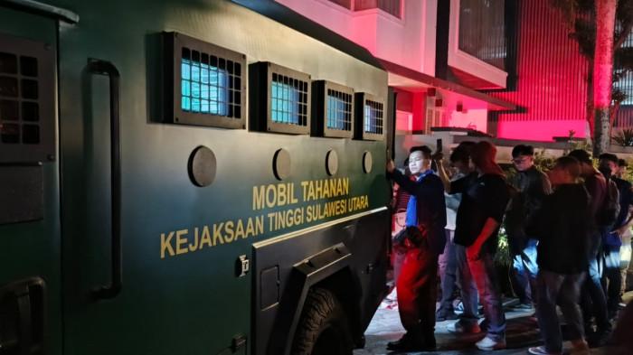 PERIKSA - Kejati Sulut membuka peluang memeriksa seorang pengusaha berinisial J setelah rumahnya di Kompleks Bahu Mall, Kota Manado, digeledah dalam pengembangan penyidikan dugaan tindak pidana korupsi pertambangan PT HWR. Hal itu disampaikan Kasidik Kejati Sulut Rio Kurnia Zega saat ditanya mengenai dugaan keterlibatan pengusaha berinisial J dalam perkara tersebut.