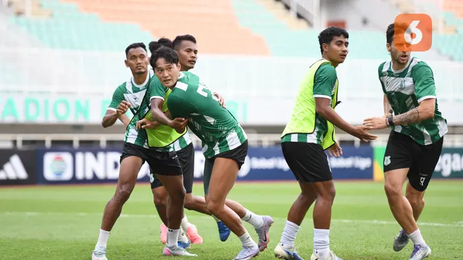 Para pemain PSMS Medan melaksanakan persiapan terakhir di Stadion Pakansari, Sabtu (25/1/2026) jelang laga melawan Garudayaksa FC (Nandang Permana/Bola.com)