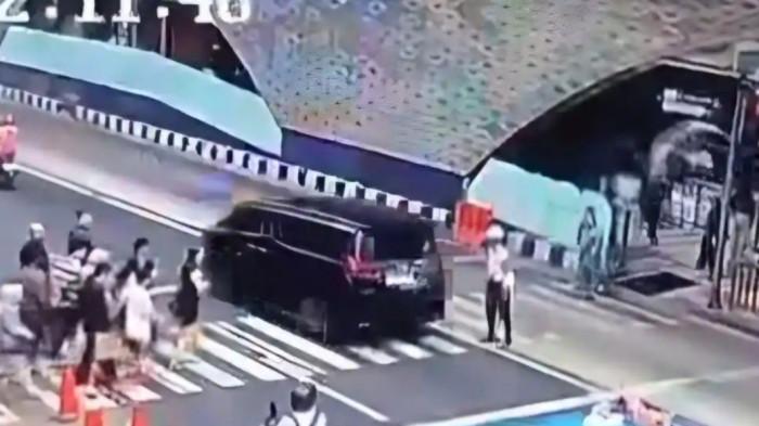 SOSOK - Identitas pengemudi Toyota Alphard yang diduga mengintimidasi satpam Victor Harefa di Bundaran HI menjadi sorotan publik. Polisi masih menyelidiki keabsahan KTA yang ditunjukkan pelaku serta dugaan penggunaan pelat nomor tidak sesuai.