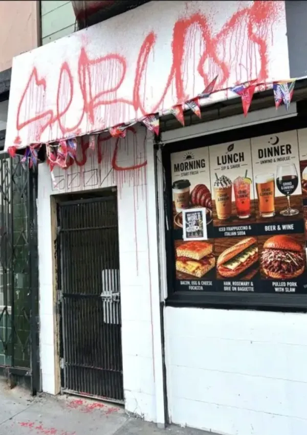 Duh! Gegara Pakai Foto AI untuk Menu, Restoran Ini Kena Vandalisme
