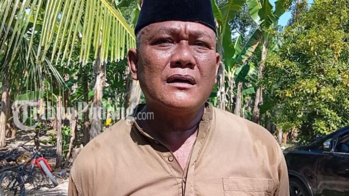 KEBAKARAN – Menantu korban kebakaran, Bambang Sutrisno, memberikan keterangan kepada wartawan di Korong Kelok Licin, Nagari Sungai Buluah Utara, Kecamatan Batang Anai, Kabupaten Padang Pariaman, Sumatera Barat, Jumat (24/7/2026). Bambang menceritakan upayanya mencari dan menyelamatkan kedua mertuanya saat rumah terbakar, hingga akhirnya pasangan suami istri tersebut ditemukan meninggal dunia di ruang tamu setelah api berhasil dipadamkan.