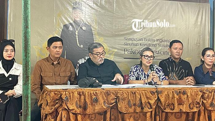 SOROTI REVITALISASI - Penghageng Sasana Wilapa PB XIV Purboyo GKRP Timoer Rumbai Kusuma Dewayani dalam jumpa pers yang digelar di Sasana Putro, Kota Solo, Jawa Tengah, Sabtu (25/7/2026) sore. Kubu Purboyo mempertanyakan proses revitalisasi kawasan Keraton Solo yang digagas pemerintah. Pasalnya, hingga kini mereka mengaku tidak pernah diajak berkoordinasi maupun dilibatkan dalam pembahasan revitalisasi tersebut.