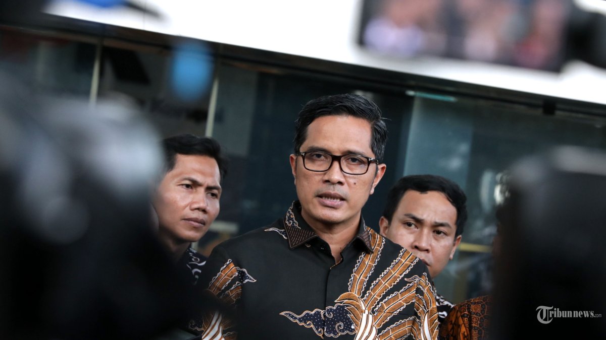 PEMERIKSAAN FEBRI DIANSYAH - Advokat Febri Diansyah usai menjalani pemeriksaan di Gedung KPK, Jakarta, Senin (14/4/2025). Febri Diansyah diperiksa KPK sebagai saksi terkait kasus dugaan suap terkait proses pergantian antarwaktu (PAW) Harun Masiku. TRIBUNNEWS/IRWAN RISMAWAN