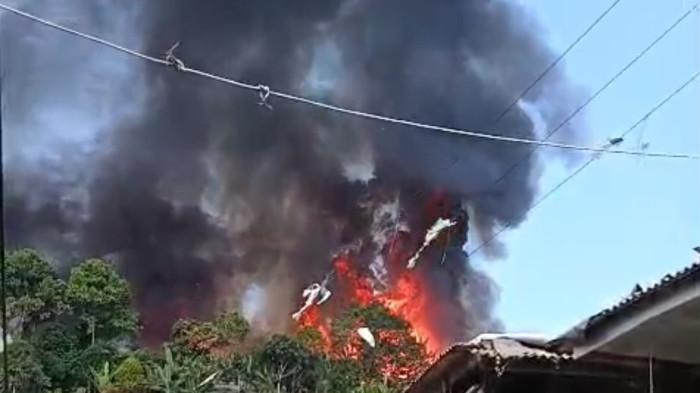 KASEPUHAN TERBAKAR - Asap hitam tebal menyelimuti langit Kasepuhan Ciptamulya Sukabumi, sejumlah rumah terbakar habis, Sabtu 25 Juli 2026.