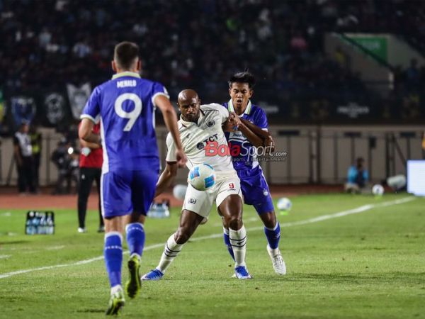 Kakang Rudianto (kanan) sedang mengawal ketat Joel Vinicius (kiri) dalam laga babak penyisihan grup A Piala Presiden 2026 antara Persib Bandung versus Arema FC di Stadion Si Jalak Harupat, Bandung, Jawa Barat, Sabtu (25/7/2026).