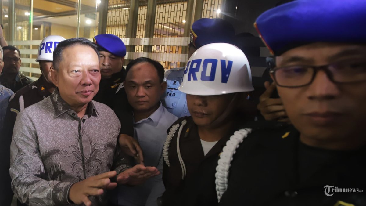 DITAHAN - Mantan Jaksa Agung Muda Bidang Tindak Pidana Khusus Febrie Adriansyah menjawab pertanyaan wartawan seusai menjalani pemeriksaan di Kejaksaan Agung, Jakarta, Jumat (24/7/2026). Kejaksaan Agung resmi menahanÂ Febrie Adriansyah sebagai tersangka dugaan tindak pidana pencucian uang (TPPU). TRIBUNNEWS/JEPRIMA