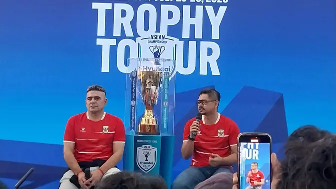 Bambang Pamungkas Cristian Gonzalez dan Bambang Pamungkas menjawab pertanyaan pada Trophy Tour ASEAN Hyundai Cup 2026. (Liputan6.com/Aulia Rafa)