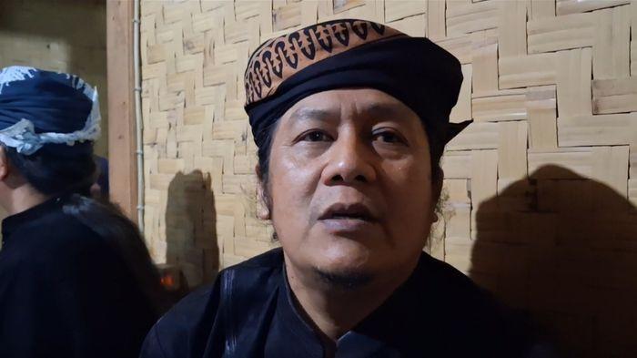 KETUA ADAT - Ketua Adat/Sesepuh Kasepuhan Cipta Mulya, Abah E. Suhendri Wijaya atau dikenal Abah Hendrik, saat memberikan penjelasan terkait kebakaran hebat yang menimpa Kampung Adatnya. (Tribun Jabar/M Rizal Jalaludin)