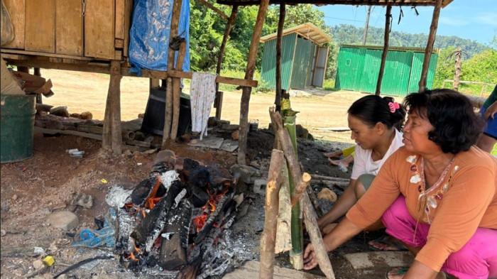 PENYINTAS BANJIR - Tirawan Siregar, seorang penyintas banjir saat memasang lemang di huntara yang dibangun suaminya secara mandiri di Kelurahan Hutanabolon Kecamatan Tukka, Tapteng, Jumat (20/3/2026). Tirawan merupakan seorang warga yang termasuk penyintas banjir yang terjadi November 2025 lalu.