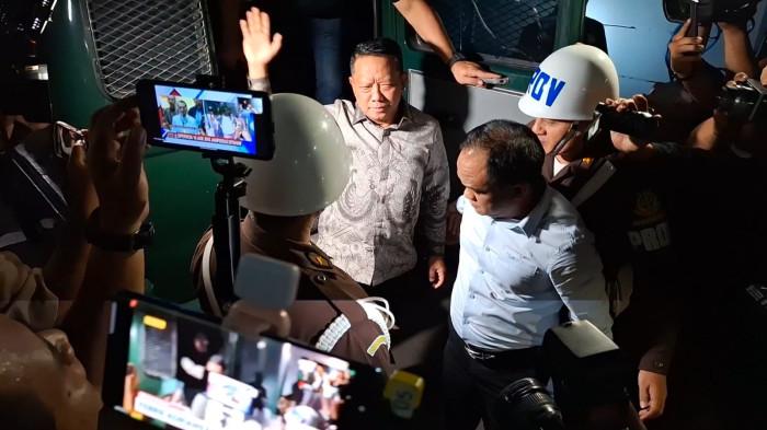 DIANTAR KAJARI - Kepala Kejaksaan Negeri Jember, Yadyn, mengantar mantan Jampidsus Febrie Adriansyah menuju Rutan KPK cabang Gedung Merah Putih, Jakarta, Jumat (24/7/2026) malam.