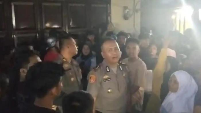 PENCABULAN BOCAH - Aksi penggerudukan rumah seorang oknum guru terjadi di Kecamatan Teluk Nibung, Kota Tanjungbalai, pada Rabu (22/7/2026) malam, akibat kemarahan warga atas dugaan pelecehan seksual yang menimpa seorang anak yatim piatu.