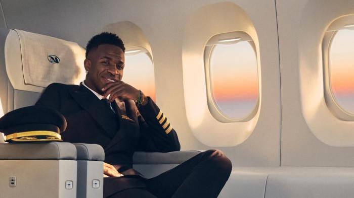 DAPAT TAWARAN FANTASTIS- Vinicius Junior dalam pesawat jet pribadi. Dia menjadi incaran para petinggi Arab Saudi di tengah tertundanya negosiasi kontrak dengan Real Madrid. Diklaim mereka siap mengajukan penawaran fantastis kepada Real Madrid senilai sekitar £302 juta (Rp 6,6 Triliun) untuk meyakinkan klub Spanyol itu agar melepas Vinicius Jr.