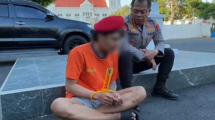 DIINTEROGASI - Pelaku tindak pidana kekerasan seksual, MA (kiri), dimintai keterangan Kapolrestabes Surabaya, Kombes Pol Luthfie Sulistiawan, di Mapolrestabes Surabaya, Sabtu (25/7/2026). MA melecehkan secara seksual NYP, seorang gadis usia 19 tahun dengan modus mengaku sebagai Polisi