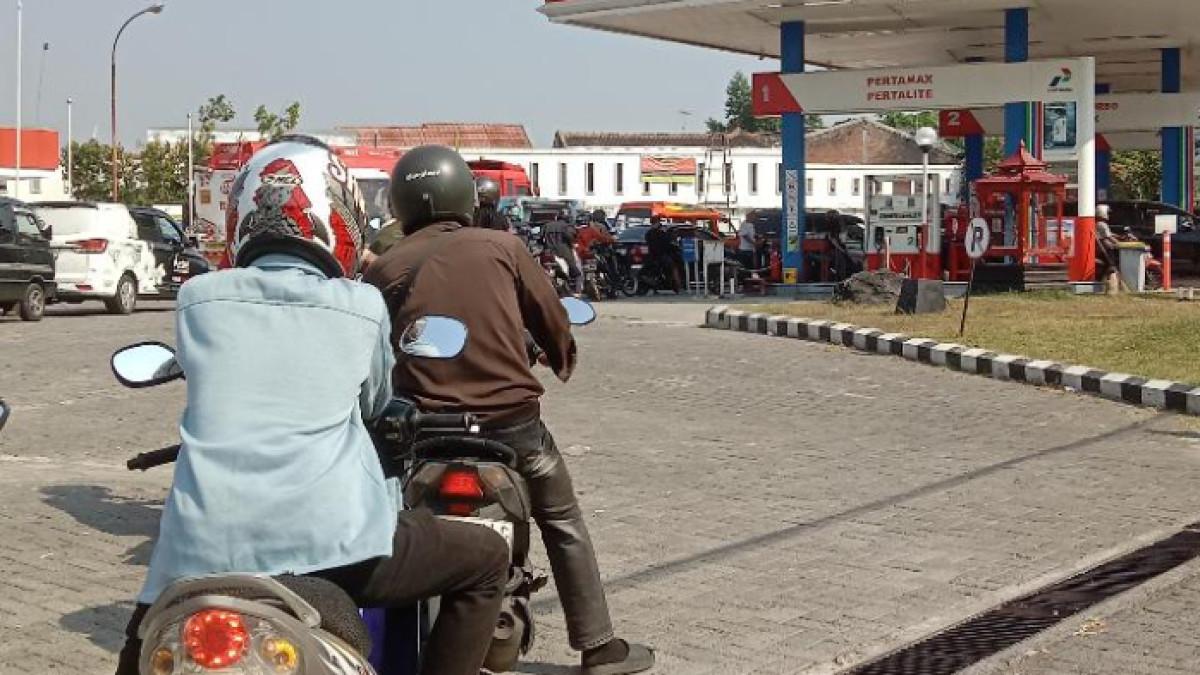 UPDATE HARGA BBM - Potret antrean pembelian Pertalite di SPBU Brumbung, Wonogiri, Jawa Tengah pada Selasa (14/7/2026). Antrean roda rua tampak mengular, bahkan mendekati jalan raya.