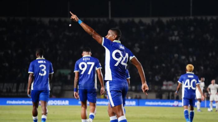 SELEBRASI - Penyerang sayap Persib Bandung Uilliam Barros Pereira usai membobol gawang Arema FC pada babak pertama laga pembuka Grup A Piala Presiden 2026 di Stadion Si Jalak Harupat, Sabtu (25/7/2026) malam. Persib berhasil unggul 1-0 pada menit ke-25. (Tribun Jabar/Raymond S)